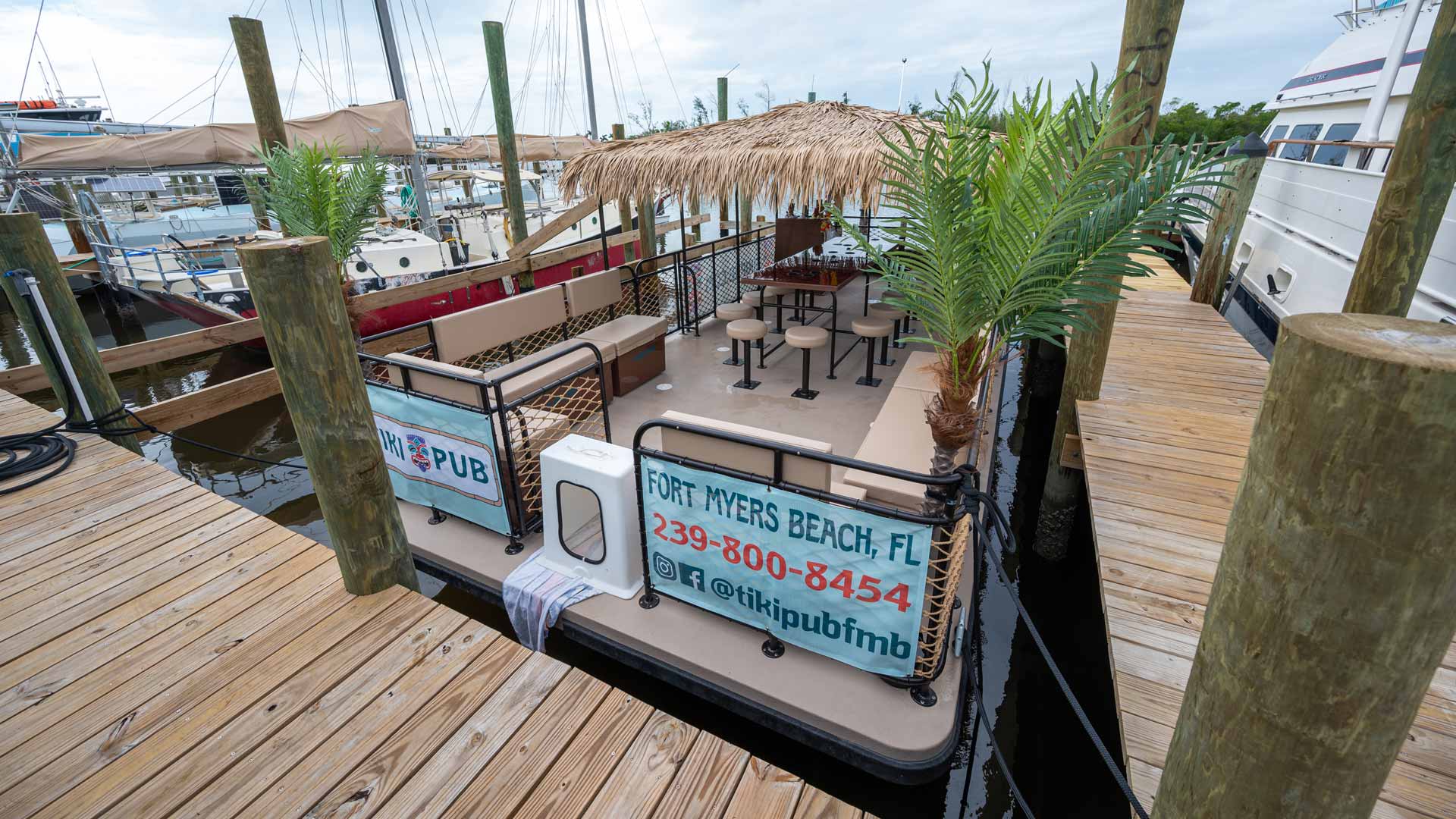 Tiki Boat 32 bar area and thatched roof detail